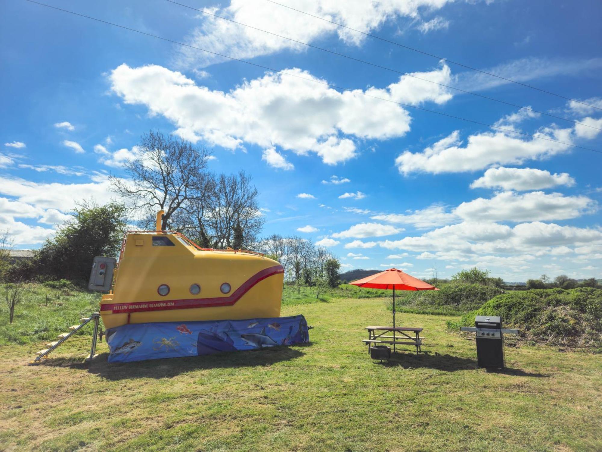 The Yellow Submarine Cheddar Exteriér fotografie