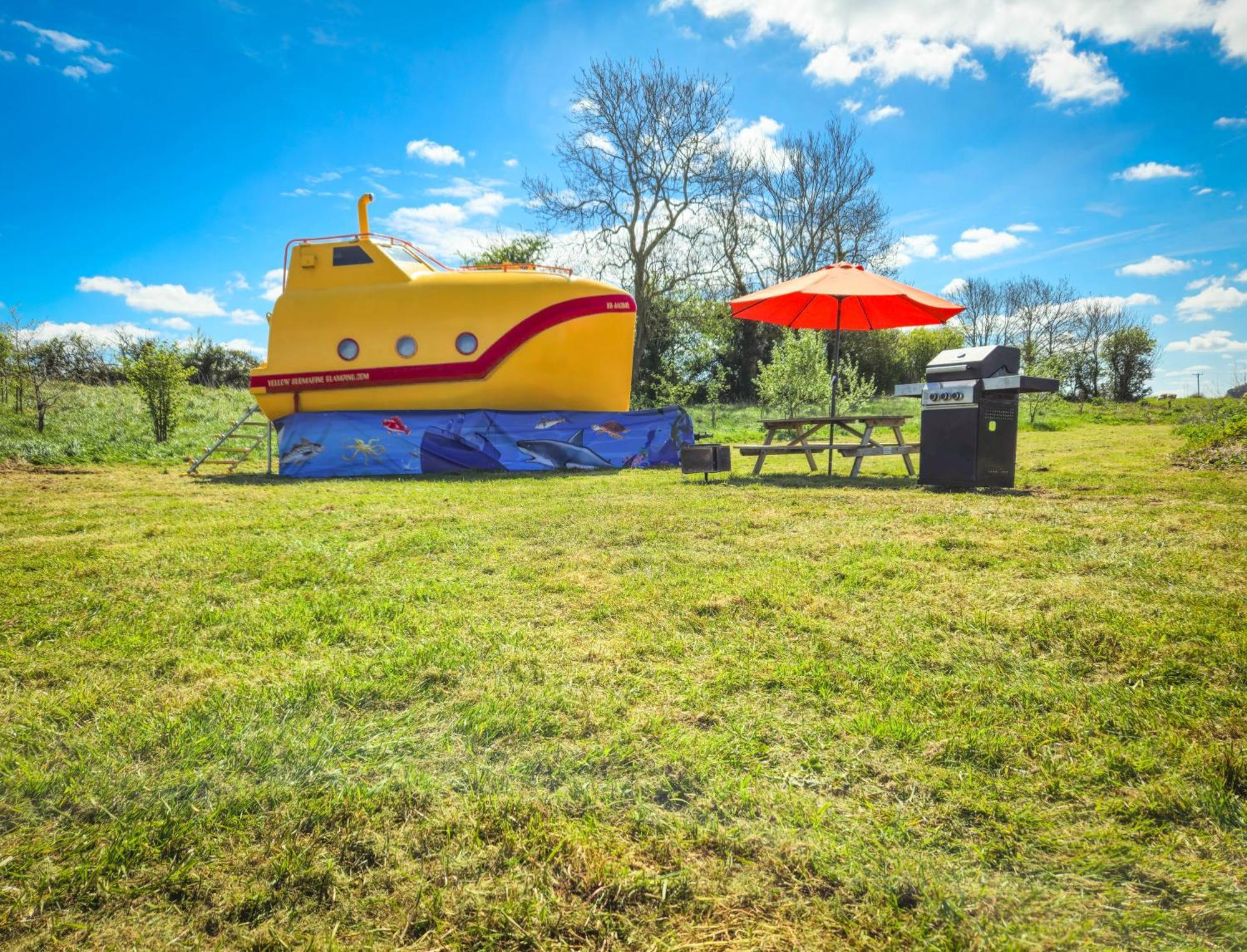 The Yellow Submarine Cheddar Exteriér fotografie